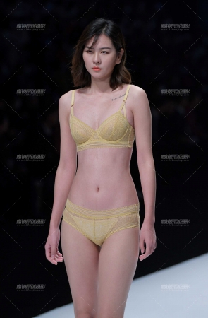 大型T台内衣秀，一贴俩模