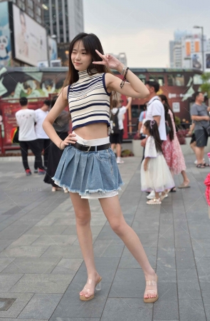 搭讪街拍可爱牛仔超短裙小仙女