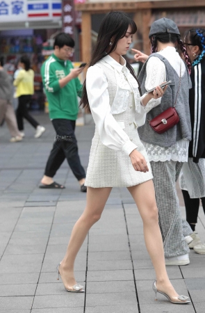 诱惑肉丝高跟街拍少妇-14P
