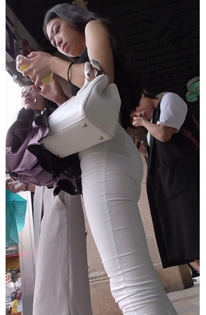 露腰白裤小姐姐