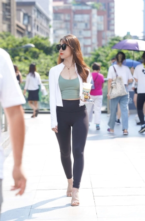 黑色瑜伽裤女孩