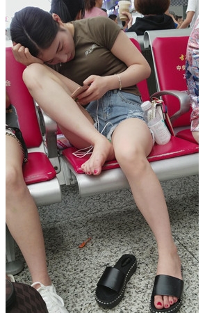 玩手机的美腿小妹