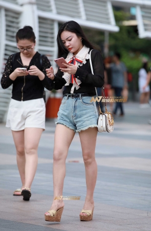 热裤，裸腿，厚底凉拖