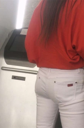 丰满紧身肥臀白裤妹子