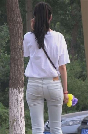 公园偶遇清纯美腿苗条身材秀丽小姐姐 [1.17 GB]