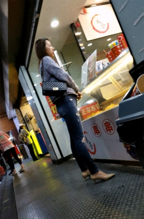 米色高跟紧身牛仔长发气质美女