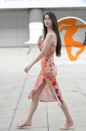 23612-18=95原来是她，熟悉的吊带裙【套图➕视频】 14P