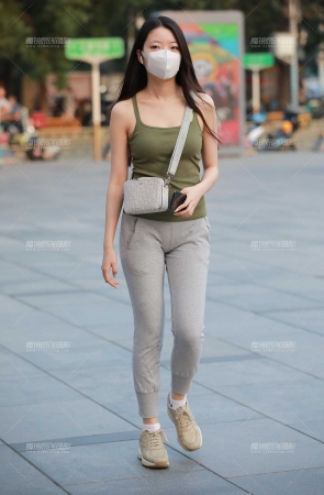 灰色紧身裤小妹