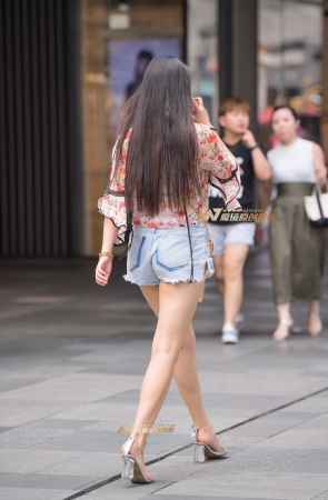 牛仔热裤，青春洋溢