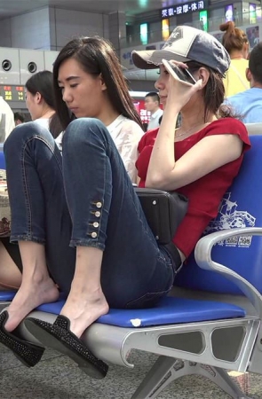 美女玉足半露，这应该也算挑鞋吧