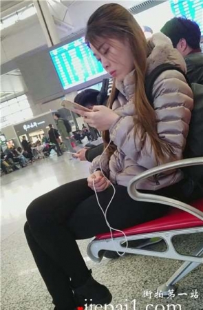 4k-候车室内逆天颜值的美腿女神姐姐