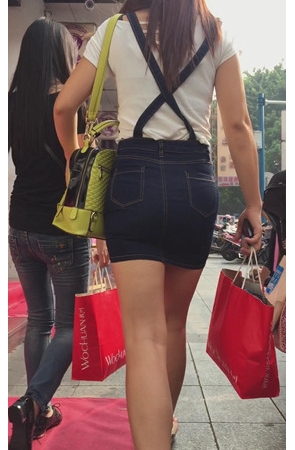 牛仔背带裙小妹