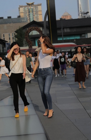 紧牛美眉 婀娜多姿