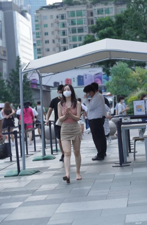 白白净净美腿女孩