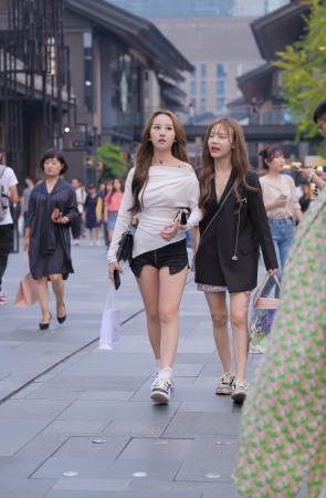 中间拉链热裤，大白腿美眉