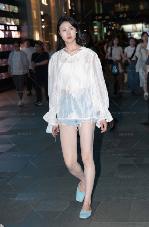 23531-21=49√美腿爱穿拖鞋，街拍素人 11P