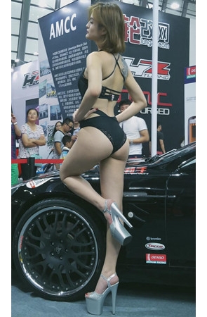 黑色比基尼圆润美女