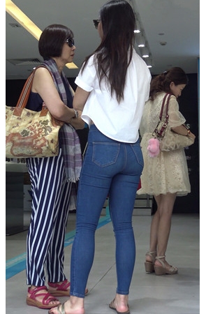 紧身牛仔裤美女