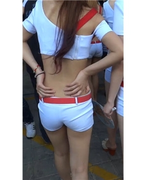 ChinaJoy展会现场的美臀长腿妹子们。