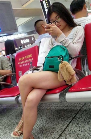 4k-灰T恤热裤眼镜美女街拍美腿