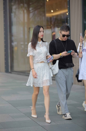气质白裙高跟鞋美女