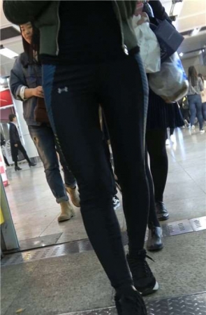 4K-超级紧身运动裤街拍美颜漂亮美女姐姐 [1.30 GB]