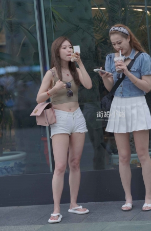 人字拖，月牙臀美眉