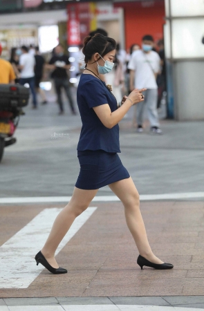 诱惑街拍肉丝高跟OL