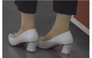 4k-极品白色高跟鞋街拍丝足