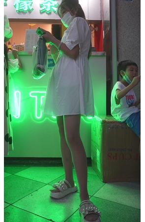 白色连衣裙小姐姐