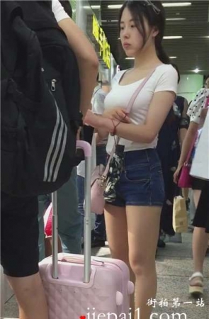 吃雪糕的丰满牛仔热裤美女 [374 MB]