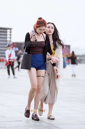 牛仔短裤穿出纤细大长腿