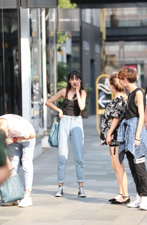 可爱的长腿虎牙小姐姐