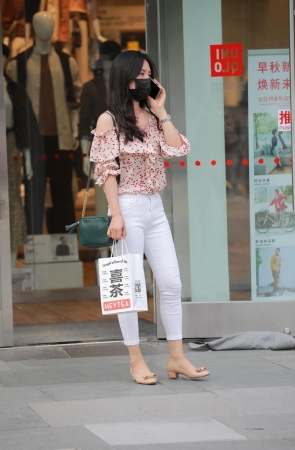 白色紧身裤小妹