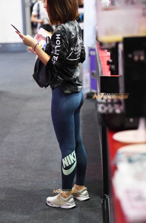 小巧玲珑耐克紧身裤美女