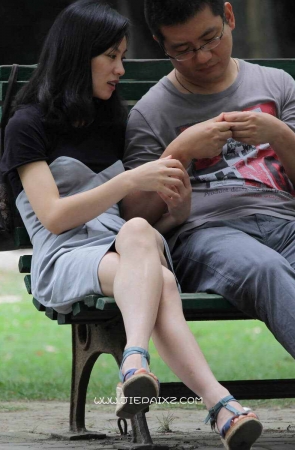 红趾凉高，长腿女神MM长椅休息