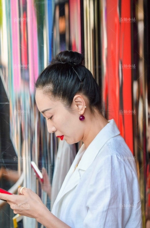 罗马鞋美腿女子