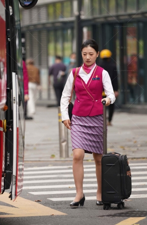 推着行李箱的空姐