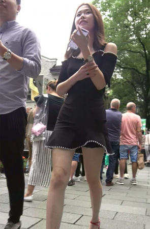 黑色连衣裙街拍甜美可人大美女