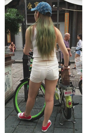 白色热裤美女小姐姐