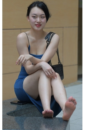 （视频）蓝色吊带裙美女[7.9G/MP4]