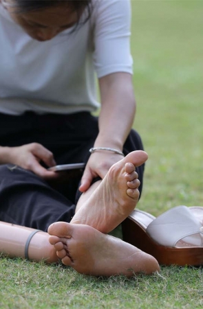 No1605 目光冷峻的清秀少妇，一双瘦长美足毫不含糊