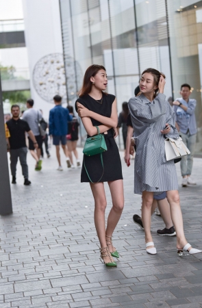 长腿时尚铆钉鞋美