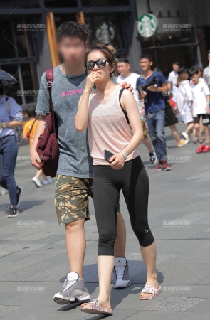 运动紧身裤小妹