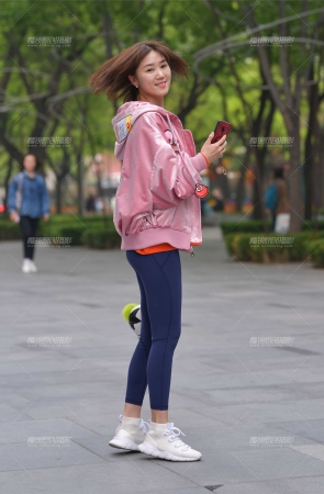 穿蓝色健美裤的姑娘身材性感迷人