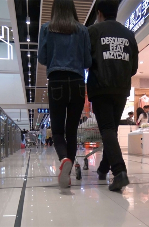 紧身丰臀紧身牛仔裤小美女