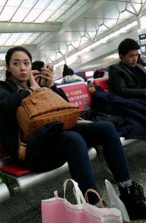 高铁站拍摄蓝色紧身牛仔裤白净妹子