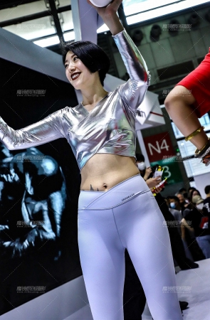 亮银色上衣白色紧身裤