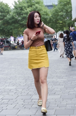 牛仔裙美腿小姐姐