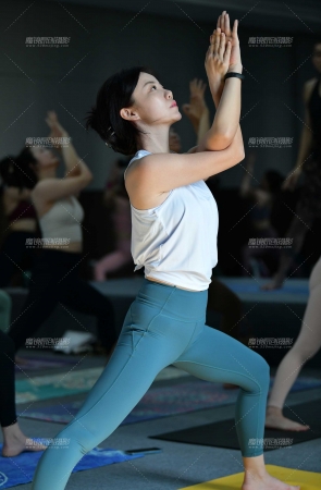 高挑气质舒展瑜伽美女